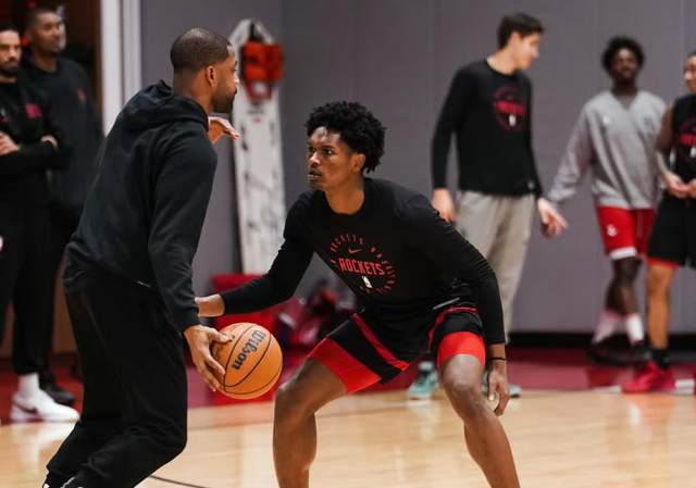 世俱杯-乌度卡乱用人，火箭队仅8人轮换，双锋线31中9，阿门没三分上限低